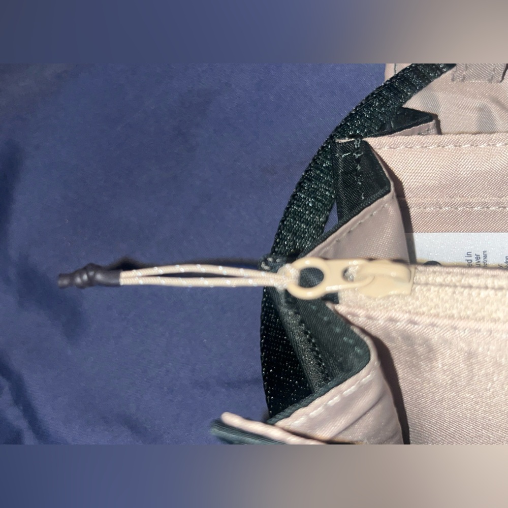 π VGUC Lululemon Wallet Clutch Crossbody - Rainforest Green/Trench - Picture 12 of 14